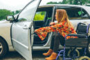 Donna disabile su sedia a rotelle entra in auto