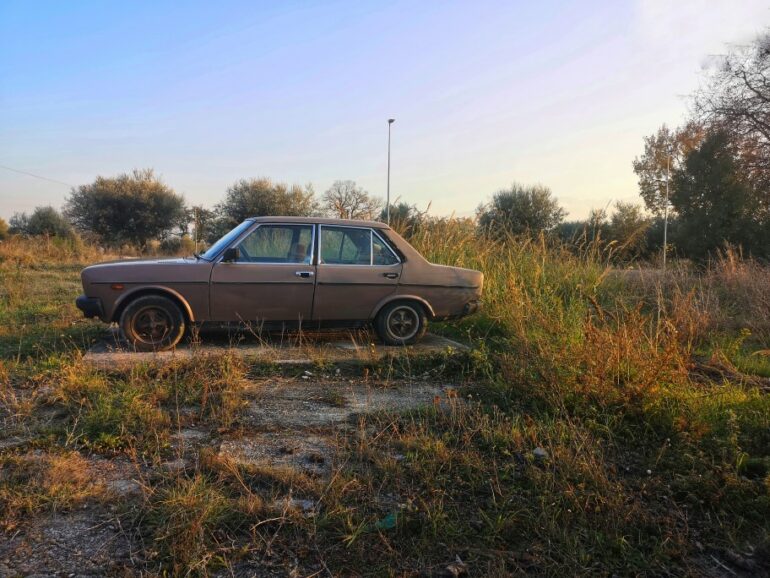 old car abandoned in the countryside t20 nRkRdA