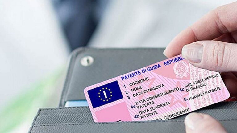La Patente Di Guida Viene Immediatamente Ritirata Durante La Circolazione
