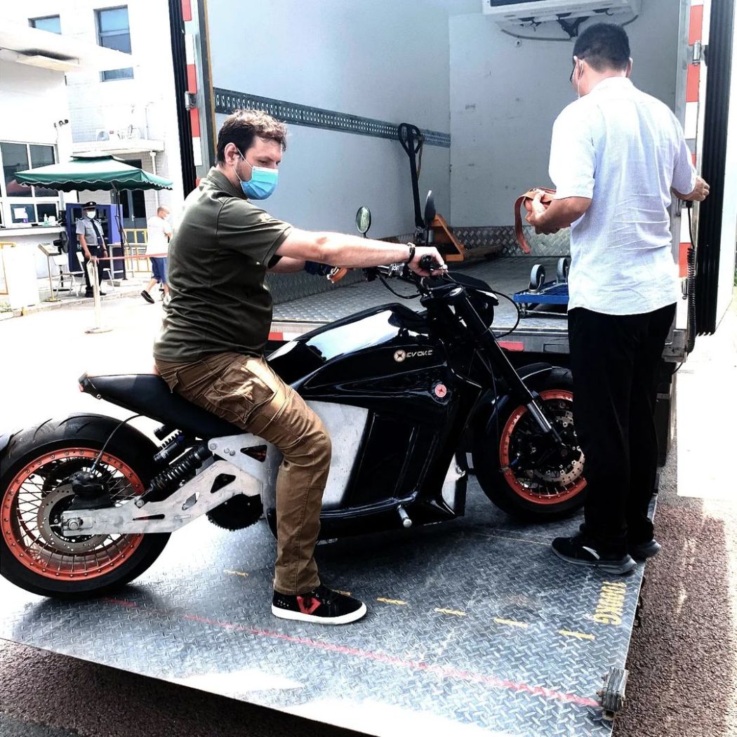the evoke 6061 xr is a cruiser electric motorcycle 5