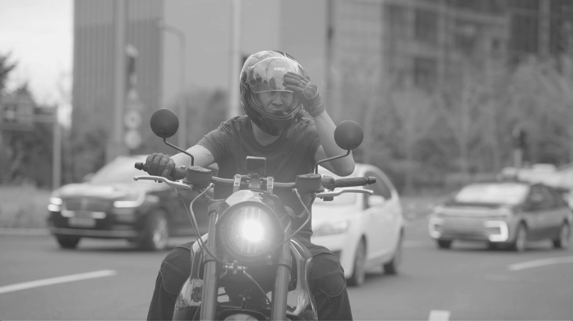 the evoke 6061 xr is a cruiser electric motorcycle 9