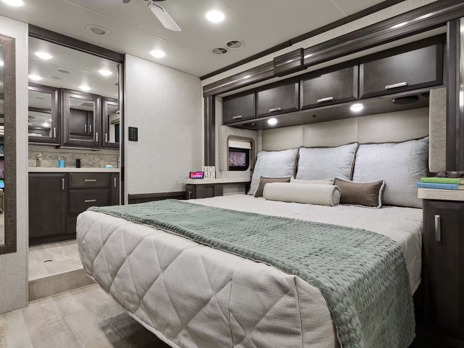 28469c37 d2ee 450e 8c69 5bce3f44f2da 2022 Tuscany 45BX Portofino Regatta Tilt A View Bed 28 11zon
