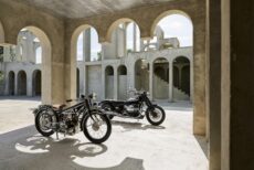 P90488238 highRes bmw r 32 and bmw r 1