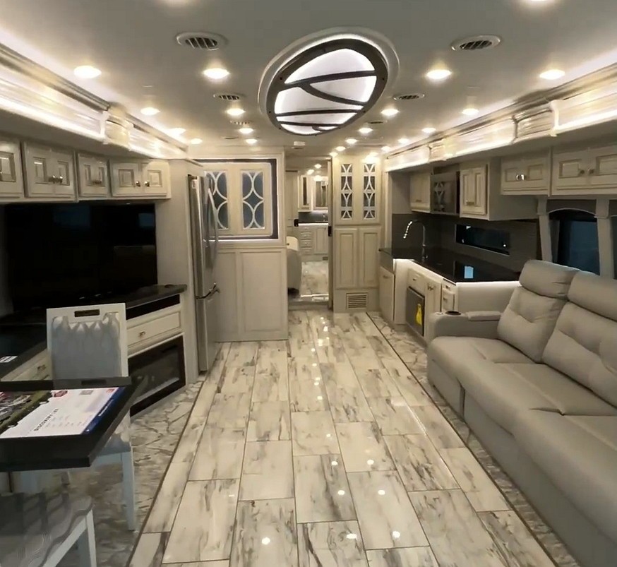 fleetwood s new discovery lxe motorhome is a five star mobile suite 1