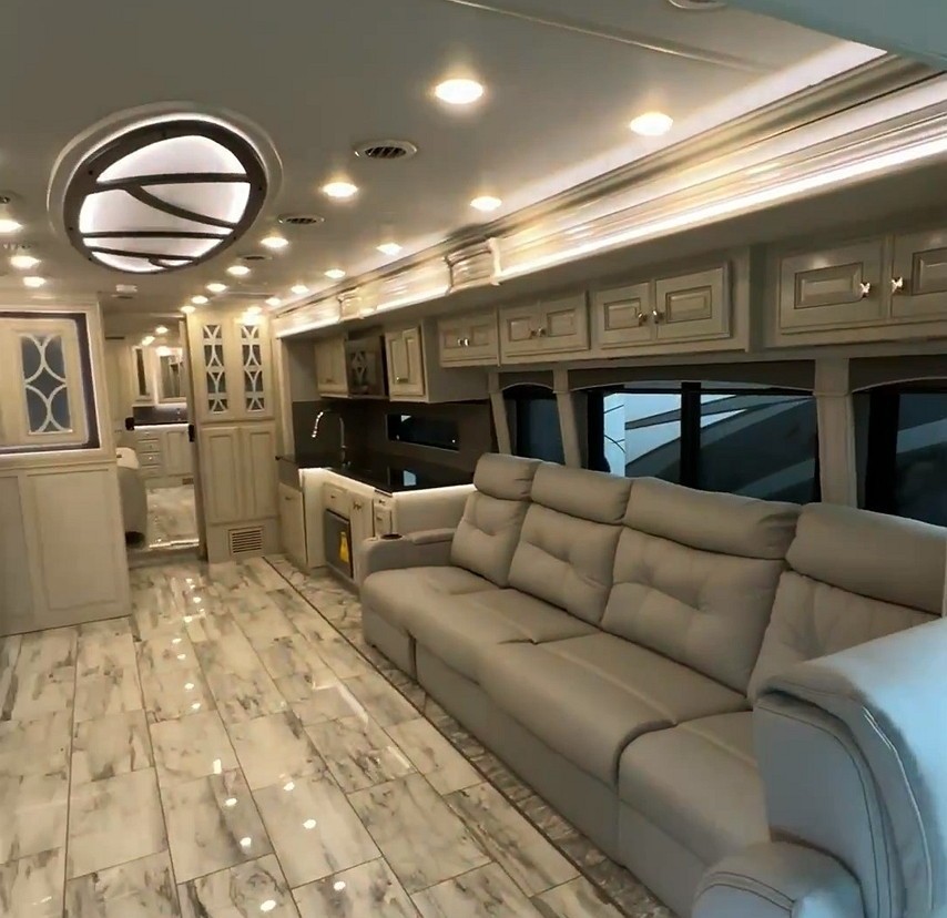 fleetwood s new discovery lxe motorhome is a five star mobile suite 3