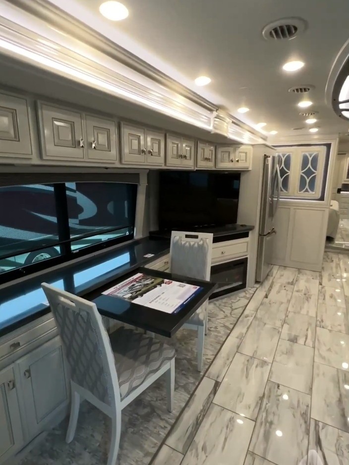 fleetwood s new discovery lxe motorhome is a five star mobile suite 4