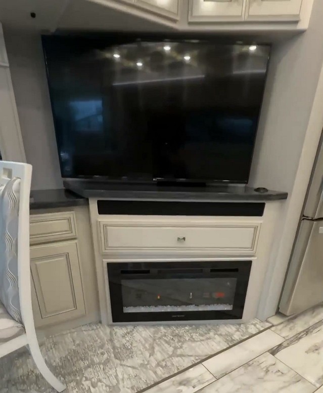 fleetwood s new discovery lxe motorhome is a five star mobile suite 5