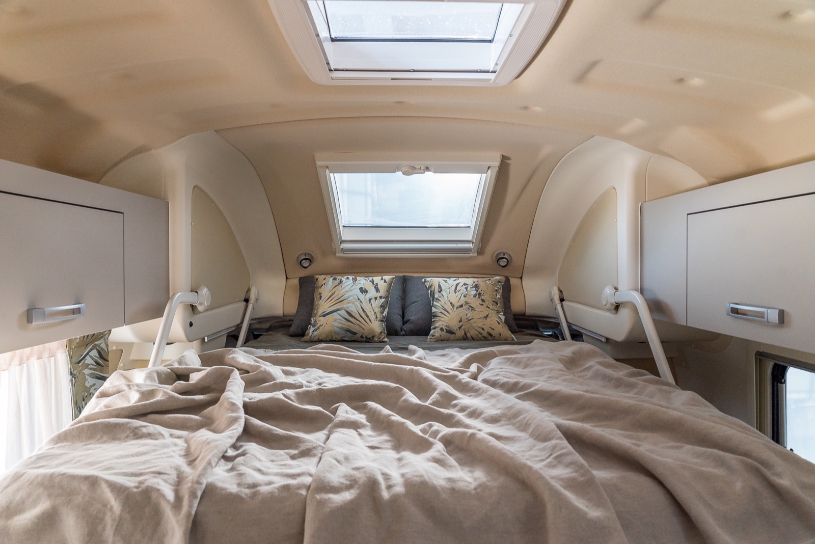 Oasi 540 interior small luxury camper