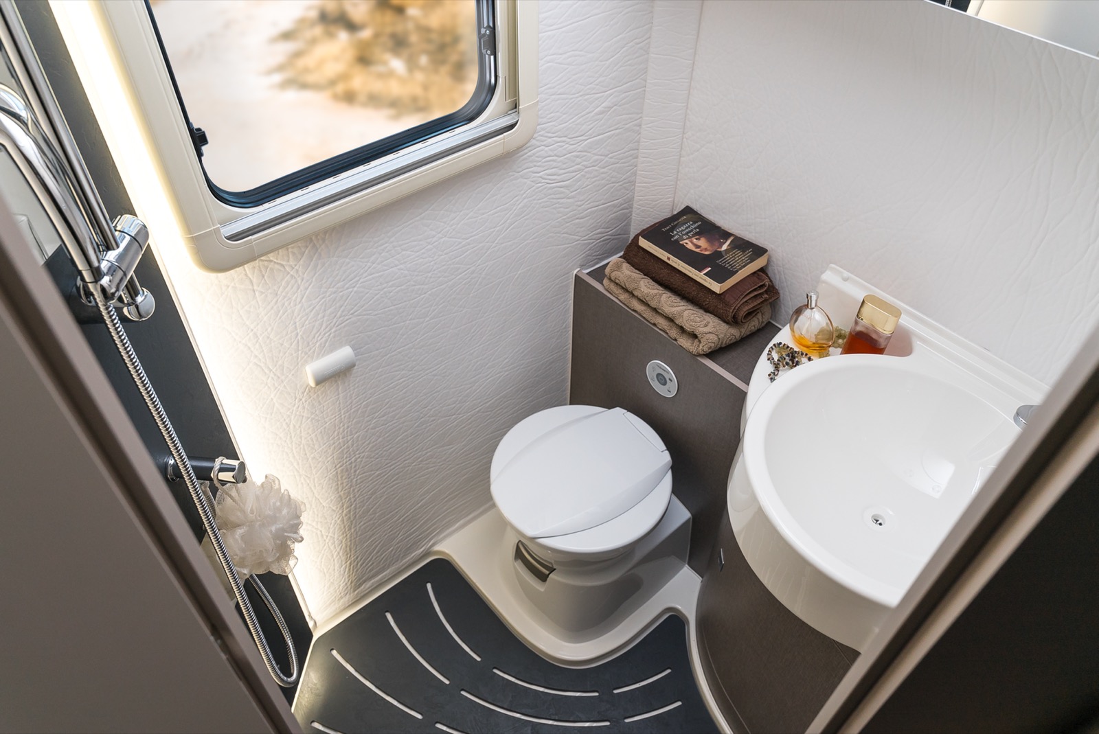 Oasi 540 interior small luxury camper 4