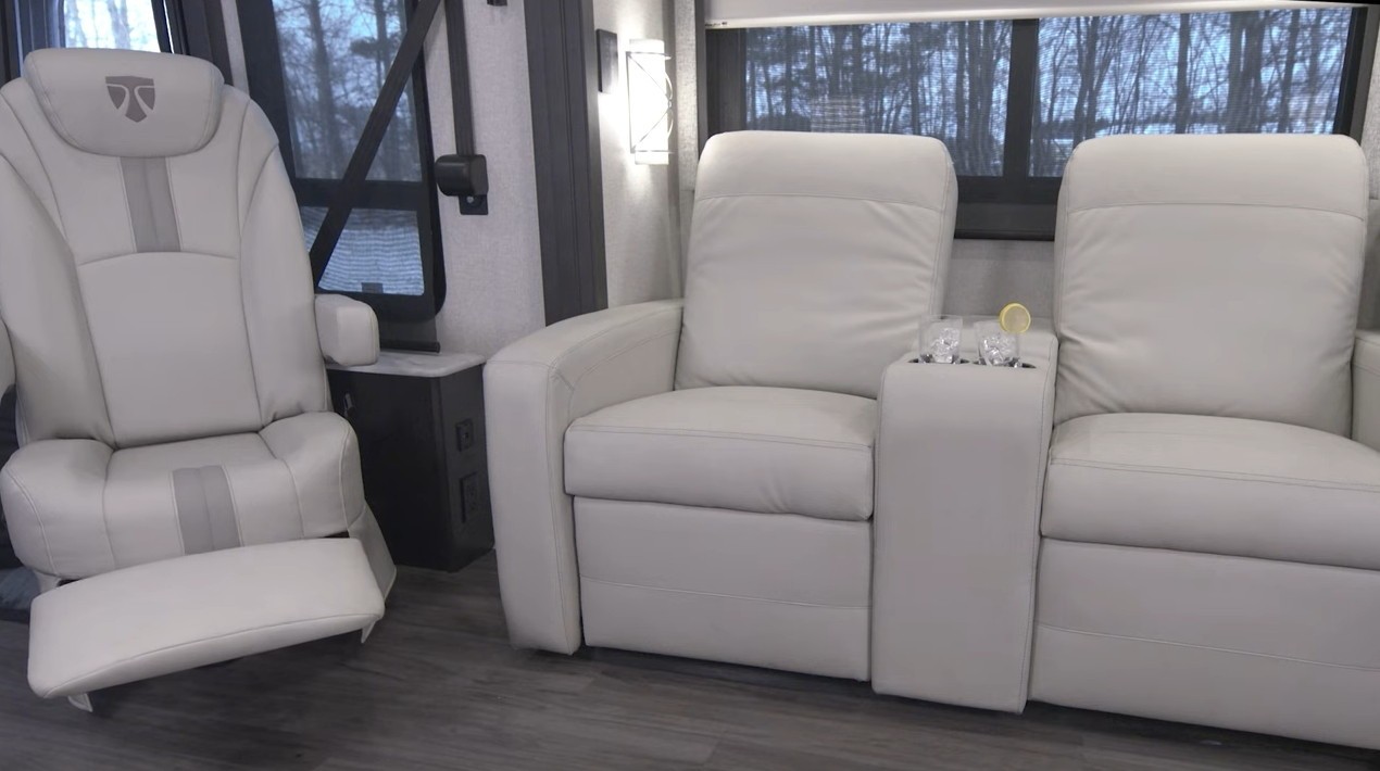 thor unveils the riviera a brand new luxury motorhome fit for a king 14
