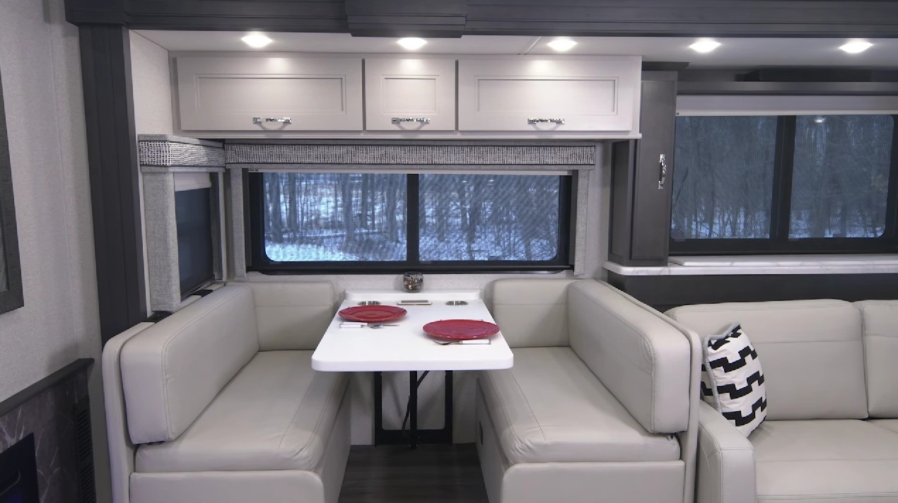 thor unveils the riviera a brand new luxury motorhome fit for a king 8