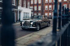 10.1961BentleyS2ContinentalupcyledbyLunazDesignonchargeinLondongatedesignimage