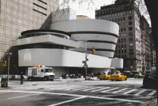guggenheim museum 2707258 1920
