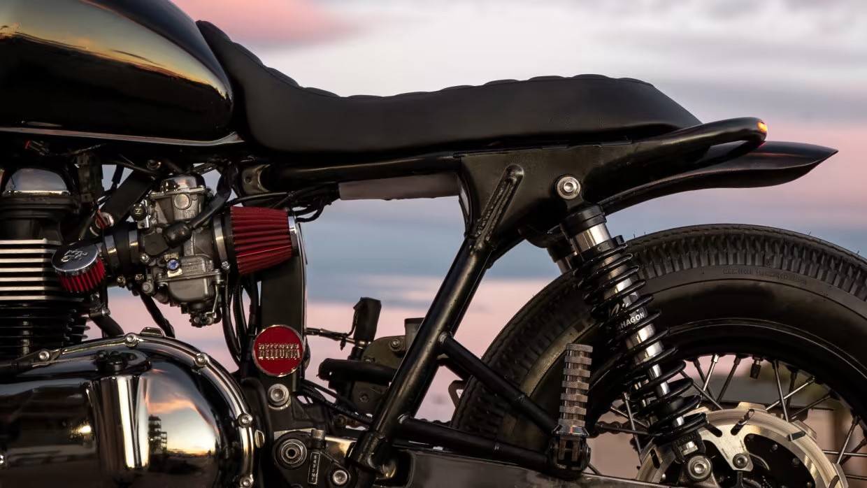 triumph bonneville t100 belluma displays neo retro looks and a stealthy colorway 14