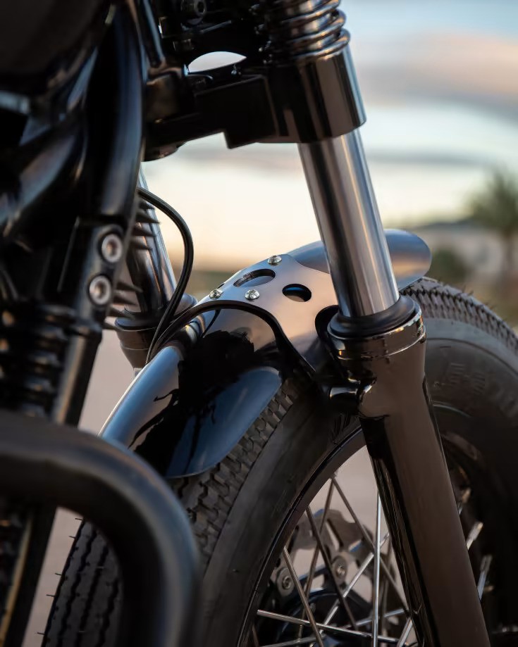 triumph bonneville t100 belluma displays neo retro looks and a stealthy colorway 6