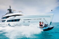 e3eeea90 fa40 11ed 8b38 b162f37f8820 entourage yacht blue sea