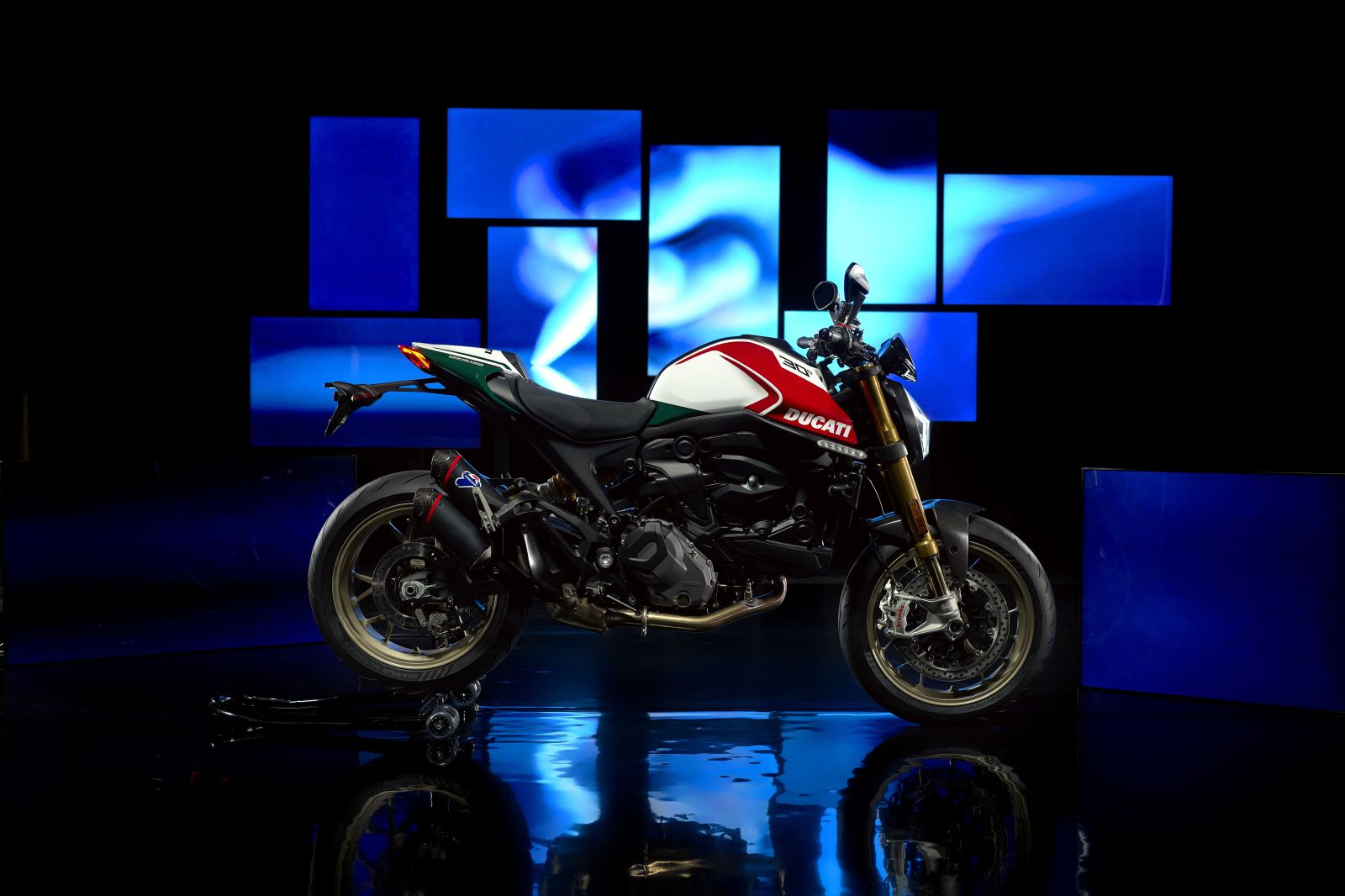 MY24 Ducati Monster 30 052 UC534920 High 1