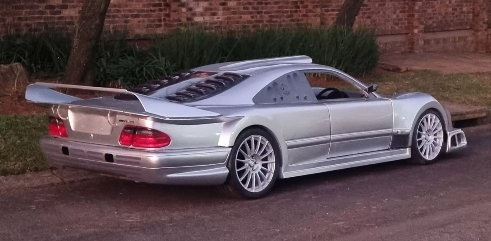 Mercedes Benz CLK GTR Replica 71 2048x1007 1