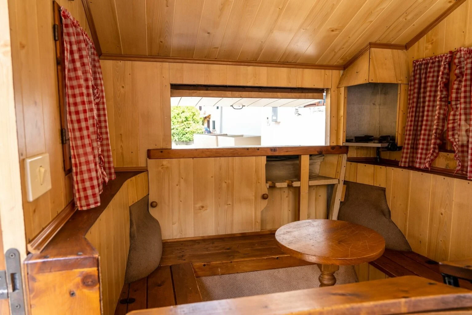 Volkswagen Beetle Swiss Cabin Holzhaus 22 1536x1024 1