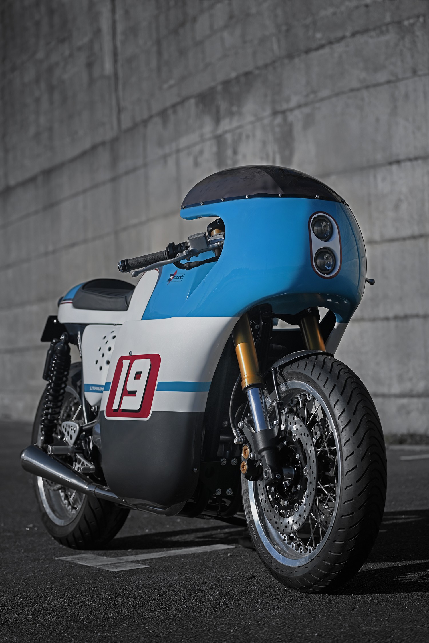 triumph thruxton lithium keeps things old school looks ready to hit the racetrack 1