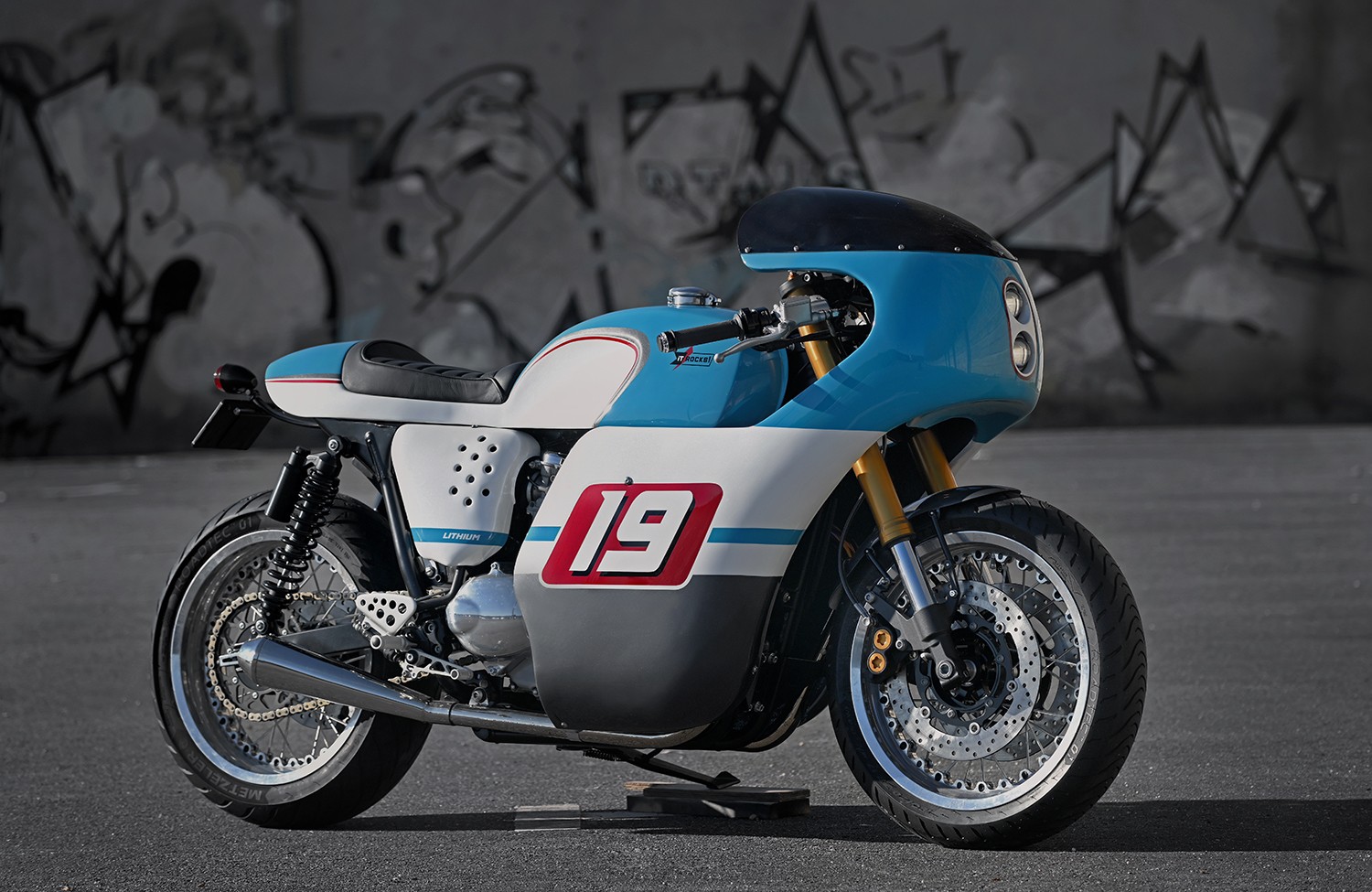 triumph thruxton lithium keeps things old school looks ready to hit the racetrack 10