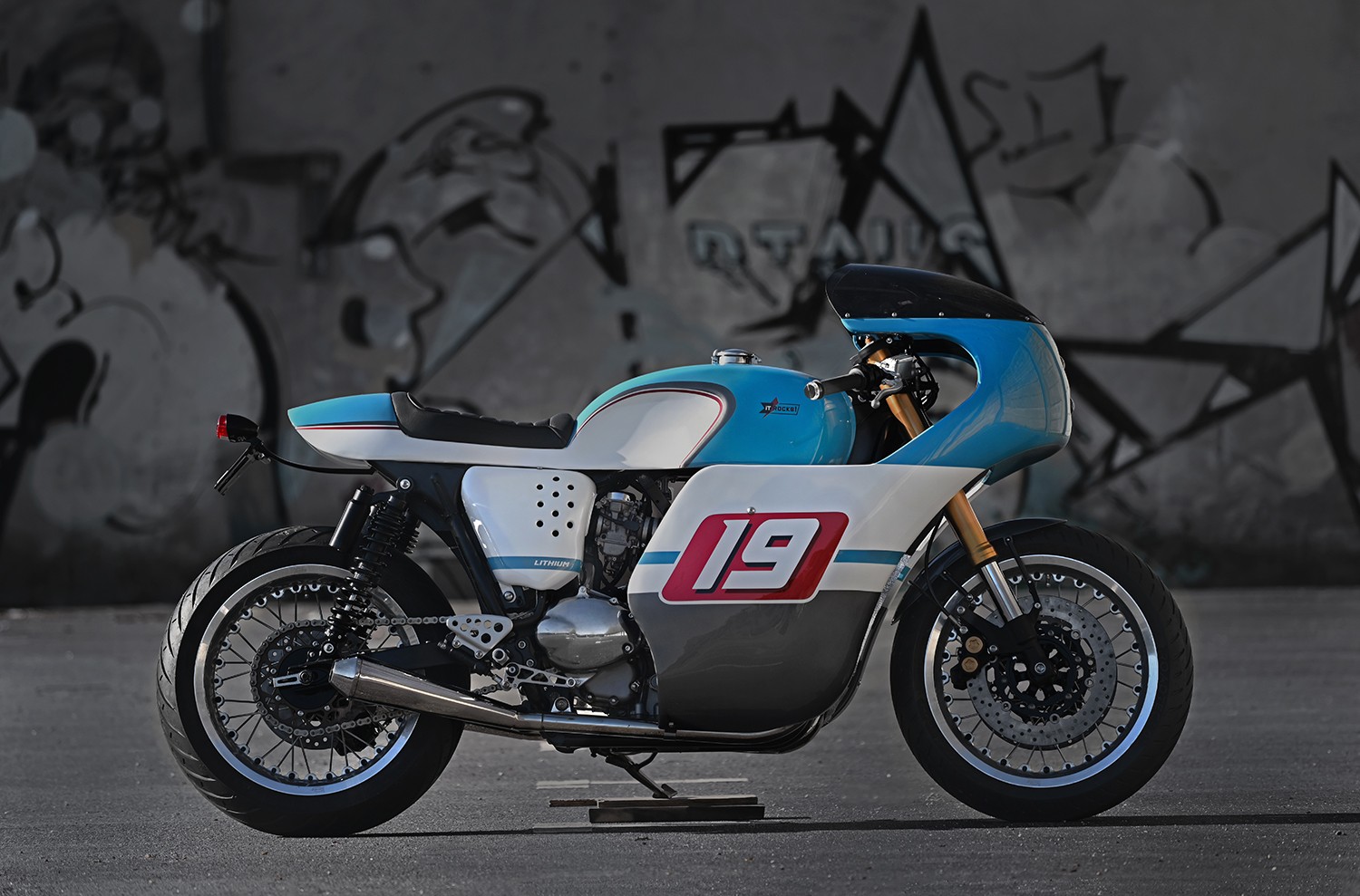 triumph thruxton lithium keeps things old school looks ready to hit the racetrack 11