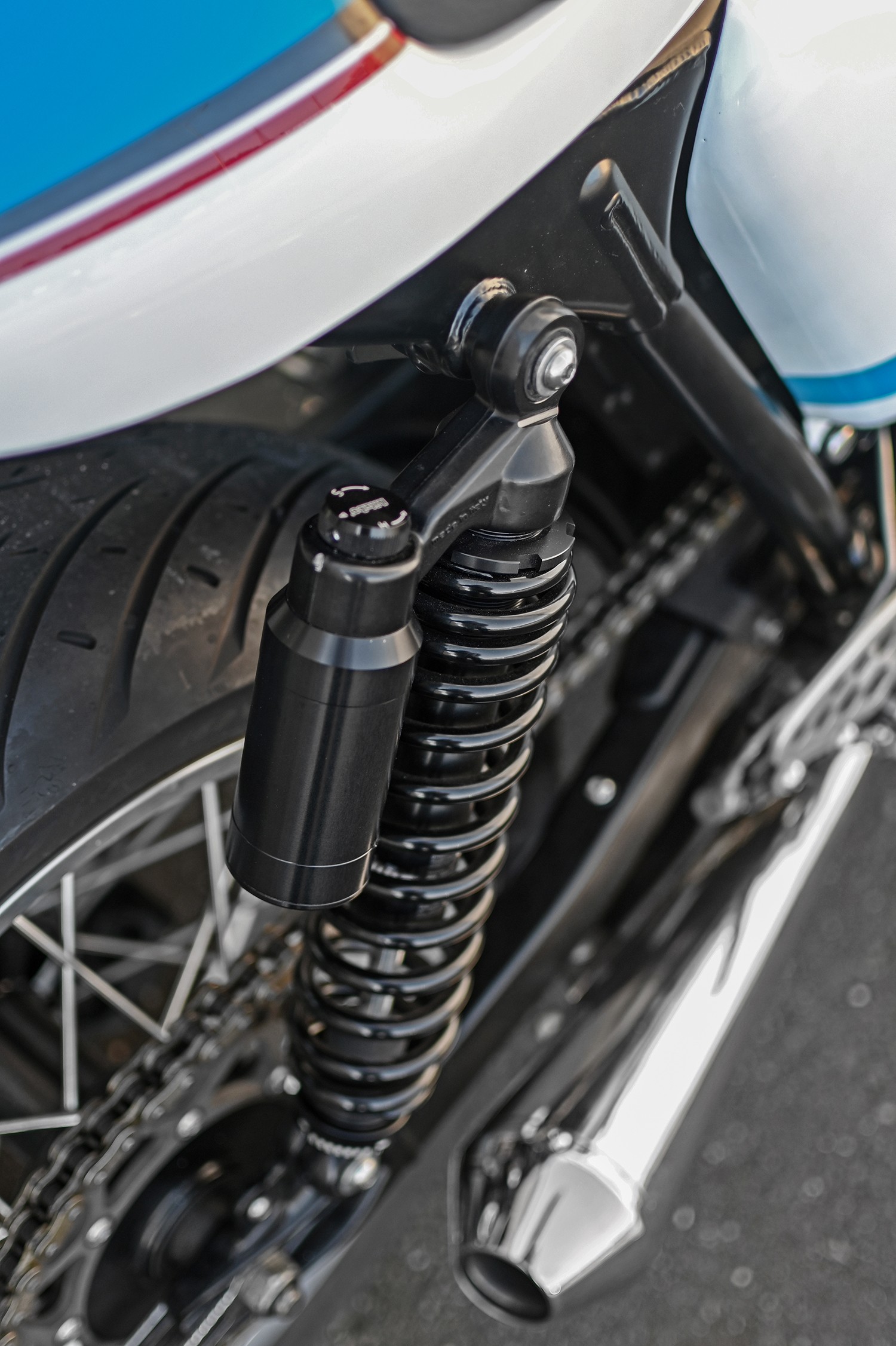 triumph thruxton lithium keeps things old school looks ready to hit the racetrack 12