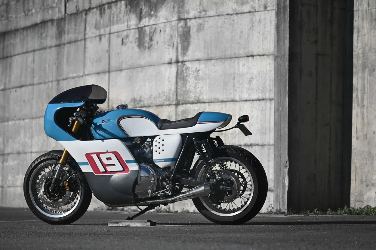 triumph thruxton lithium keeps things old school looks ready to hit the racetrack 2