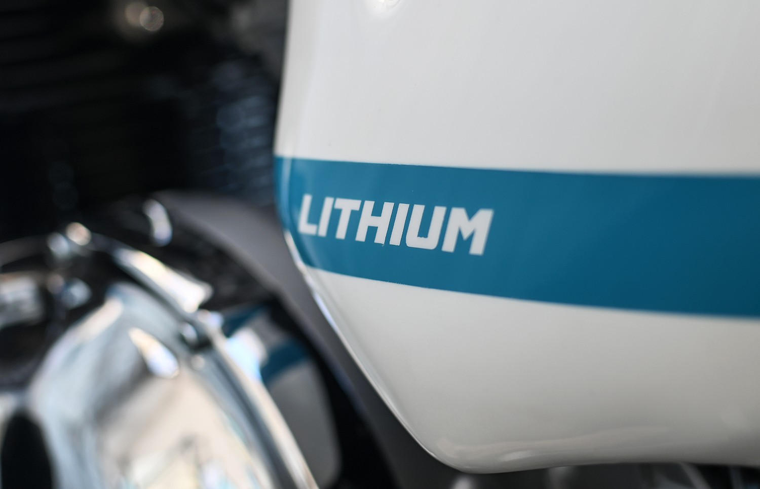 triumph thruxton lithium keeps things old school looks ready to hit the racetrack 4