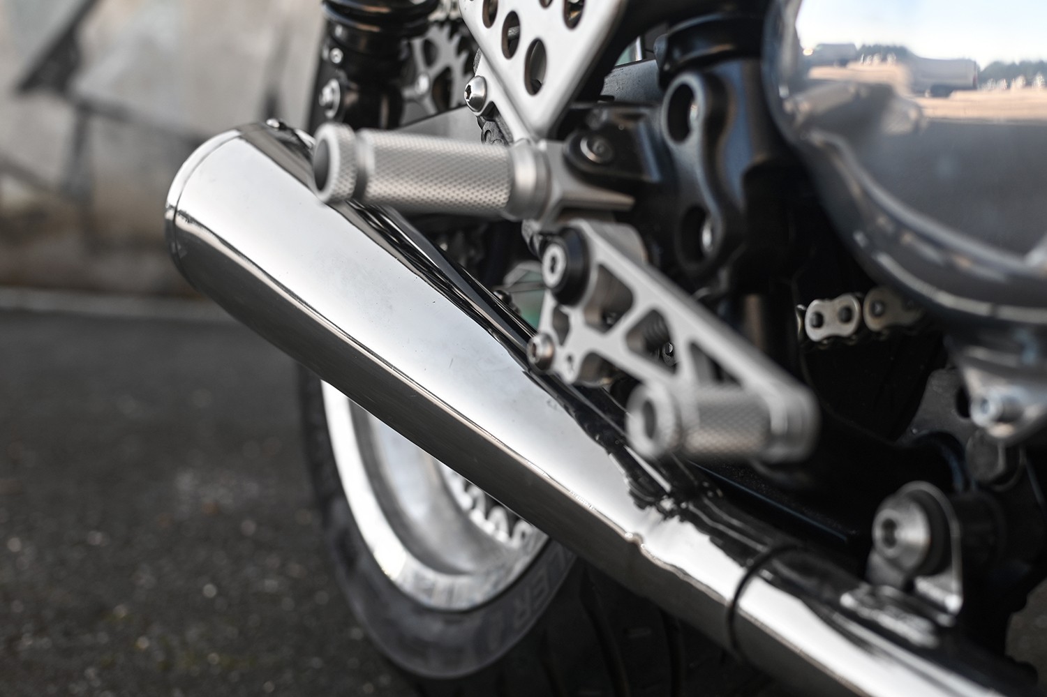 triumph thruxton lithium keeps things old school looks ready to hit the racetrack 5