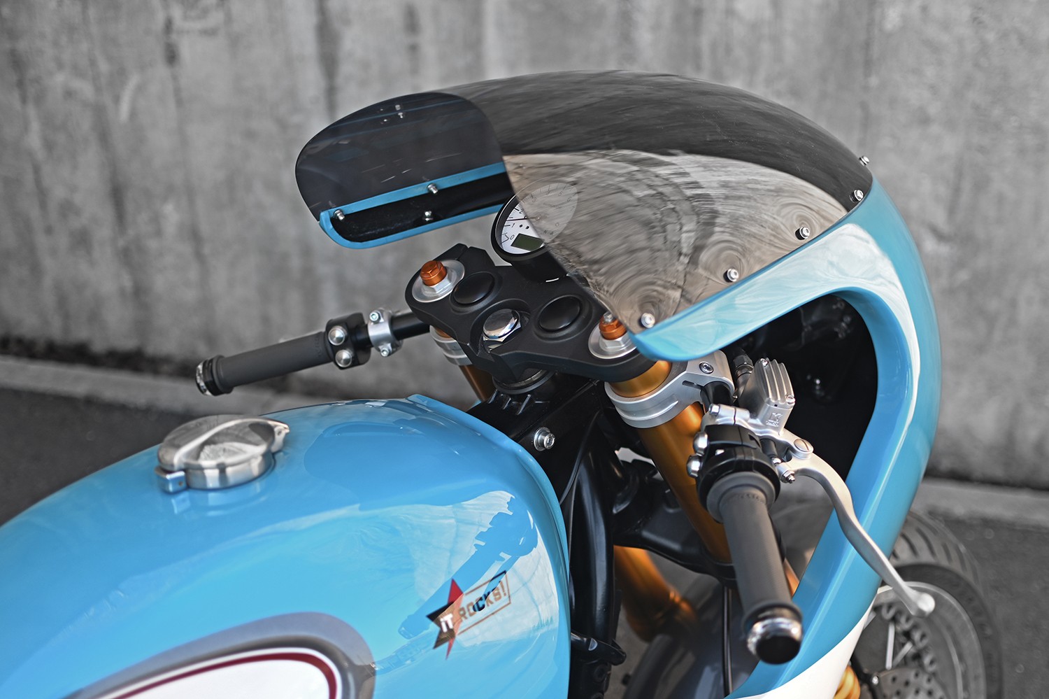 triumph thruxton lithium keeps things old school looks ready to hit the racetrack 7