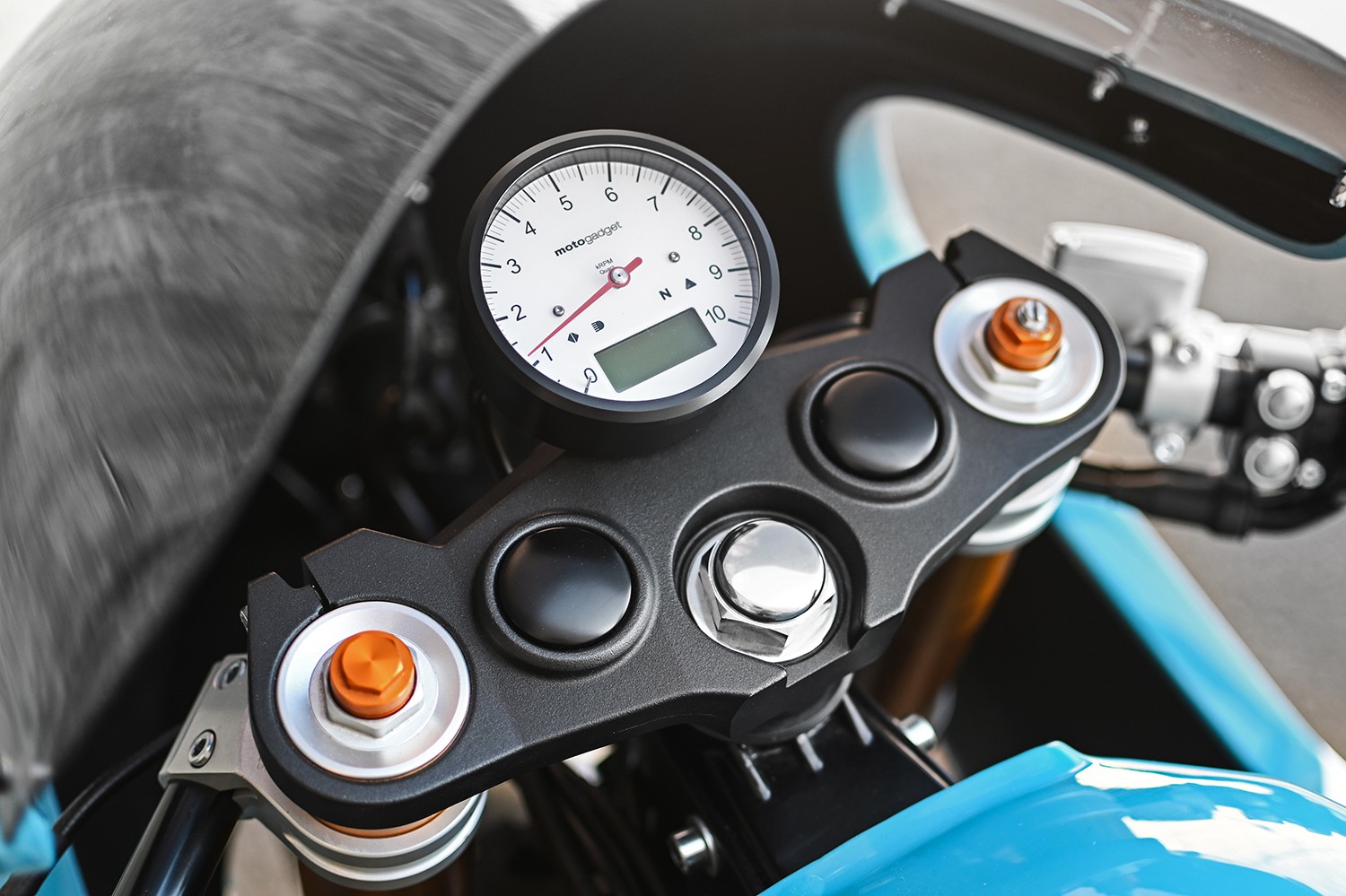 triumph thruxton lithium keeps things old school looks ready to hit the racetrack 8
