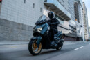 2023 Yamaha XMAX300ASP EU Dark Petrol Action 002 03