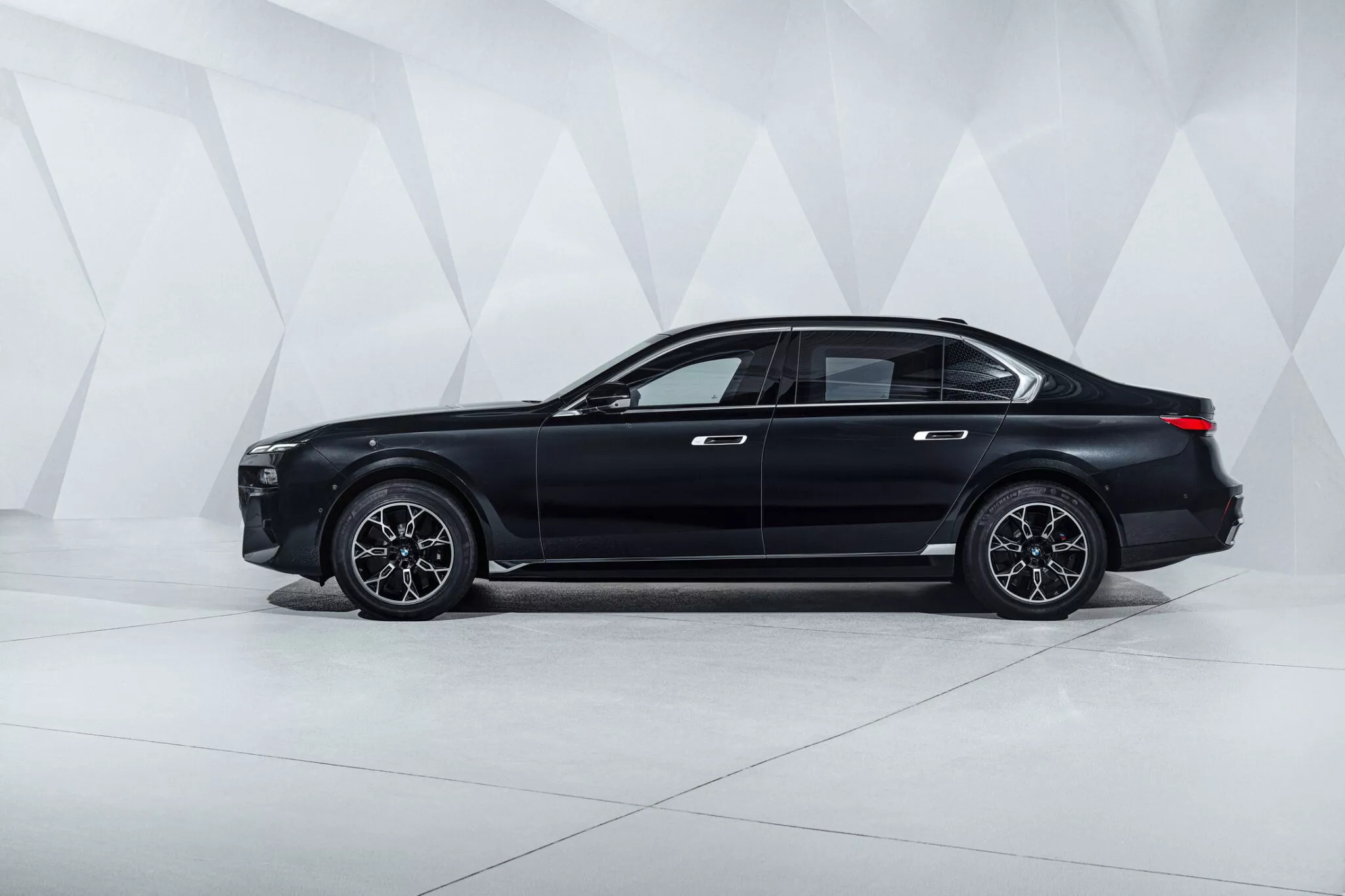 BMW i7 Protection 2 2048x1366 1