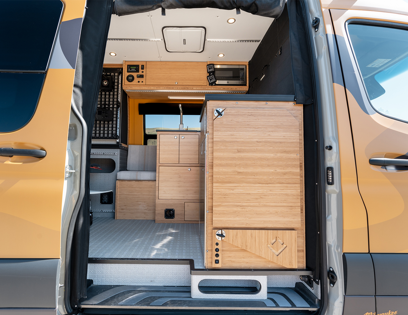 OutsideVan Sprinter 144 SlimChance Highlight1