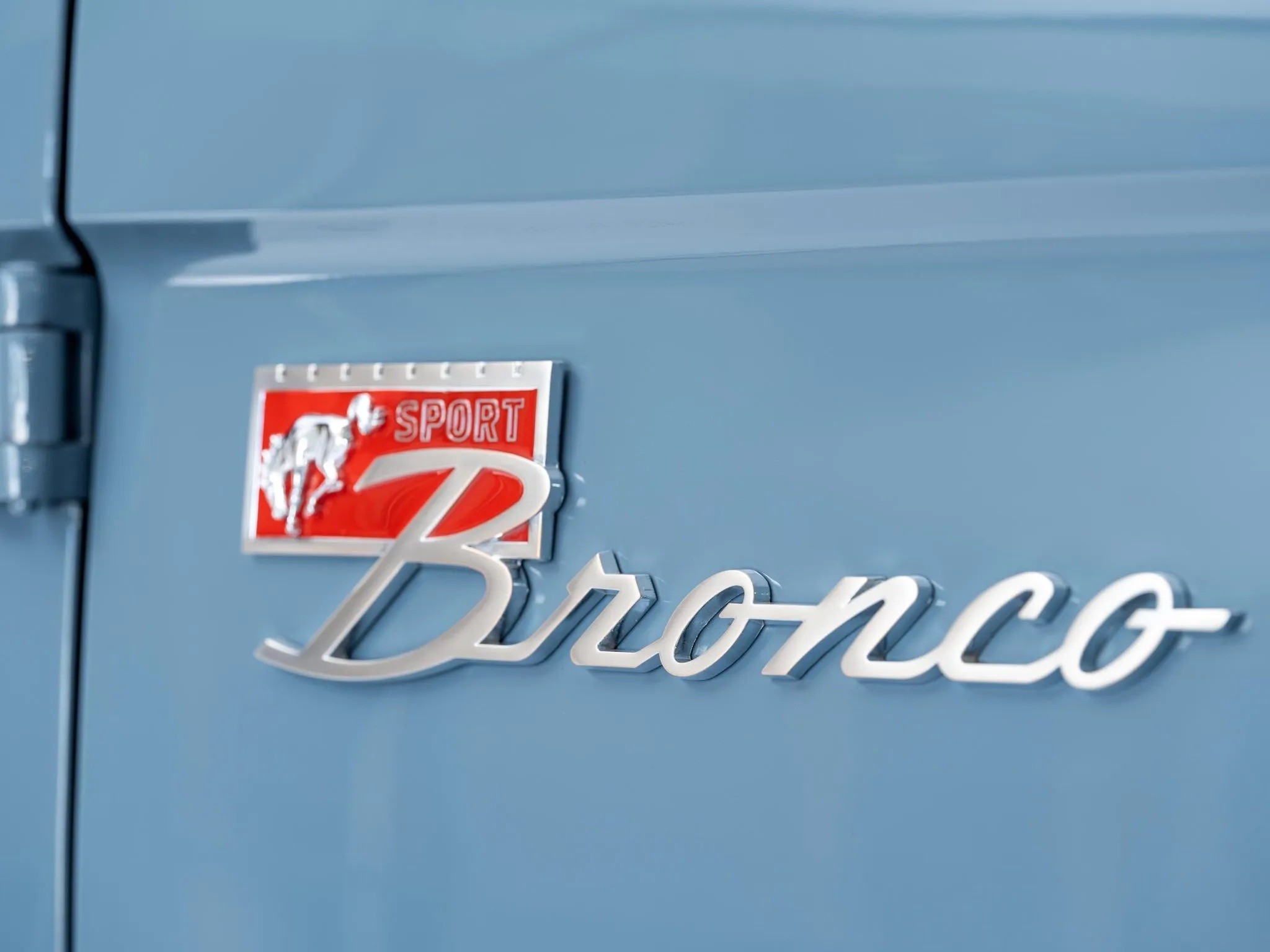 1972 ford bronco restomod gets turquoise and digital eveything 32