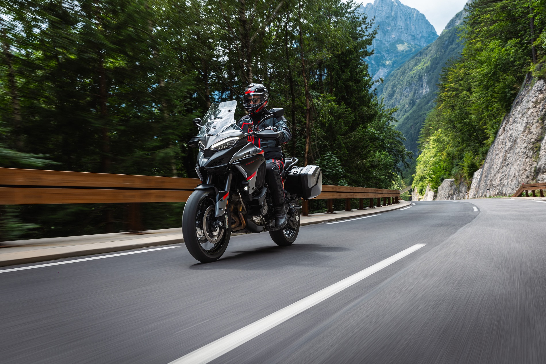 MY24 Ducati Multistrada V4s Grand Tour 076 UC549549 High