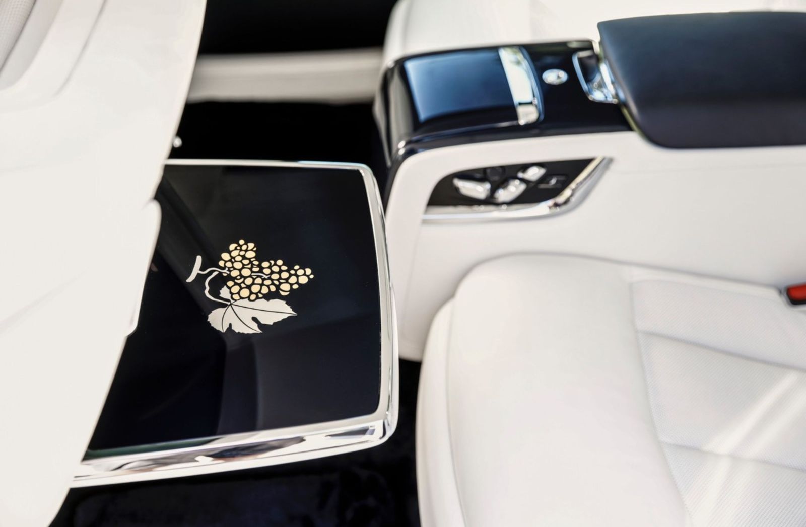 P90524603 highRes rolls royce phantom