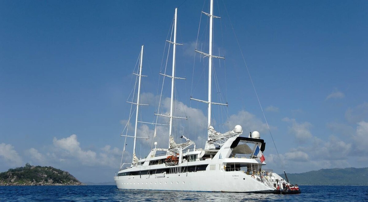 yacht a vela tre alberi