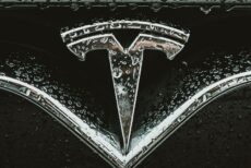 andreas rasmussen pebIicUHr1M unsplash tesla pioggia