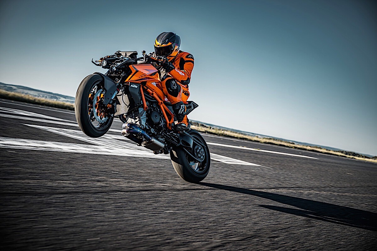 2024 ktm 1390 super duke r is the new definition of naked motorcycle coolness 11