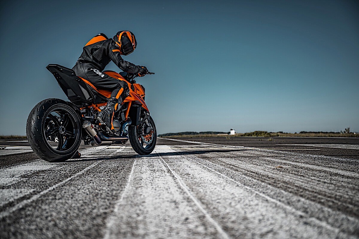 2024 ktm 1390 super duke r is the new definition of naked motorcycle coolness 5