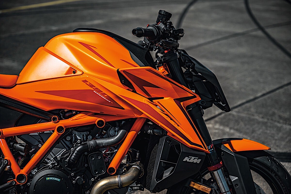 2024 ktm 1390 super duke r is the new definition of naked motorcycle coolness 7