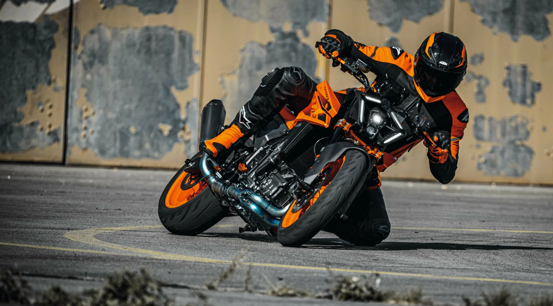 554120 MY24 KTM 990 DUKE Action Cat A Action ACTION 1699376310