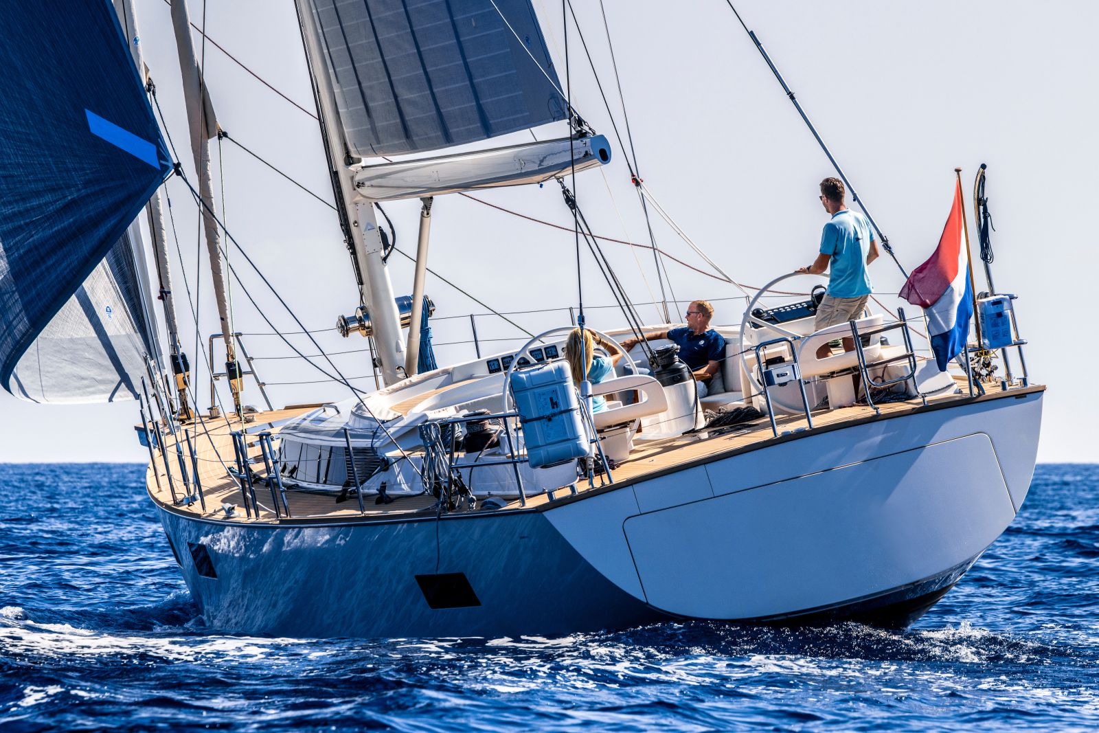 Bentley x Contest Yachts 14 1