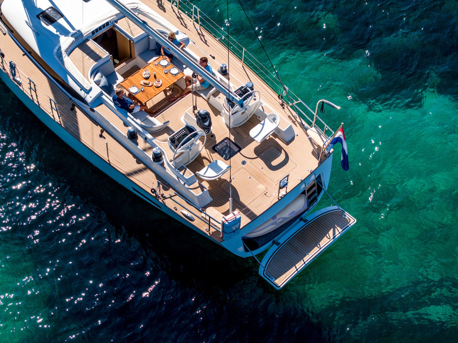 Bentley x Contest Yachts 17 1