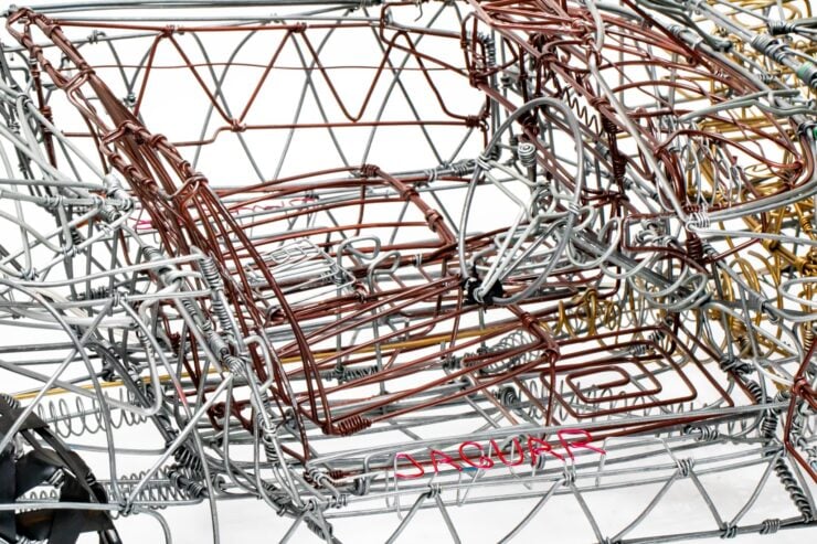 Una Jaguar E-Type Serie 3 realizzata con fili metallici 