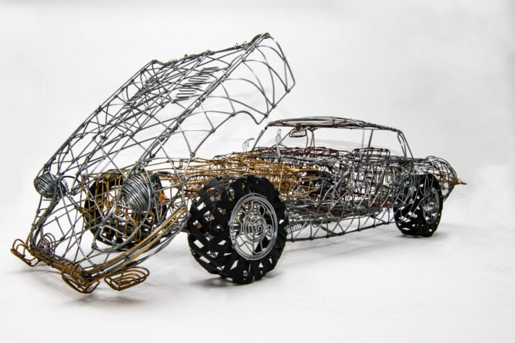 Una Jaguar E-Type Serie 3 realizzata in filo metallico