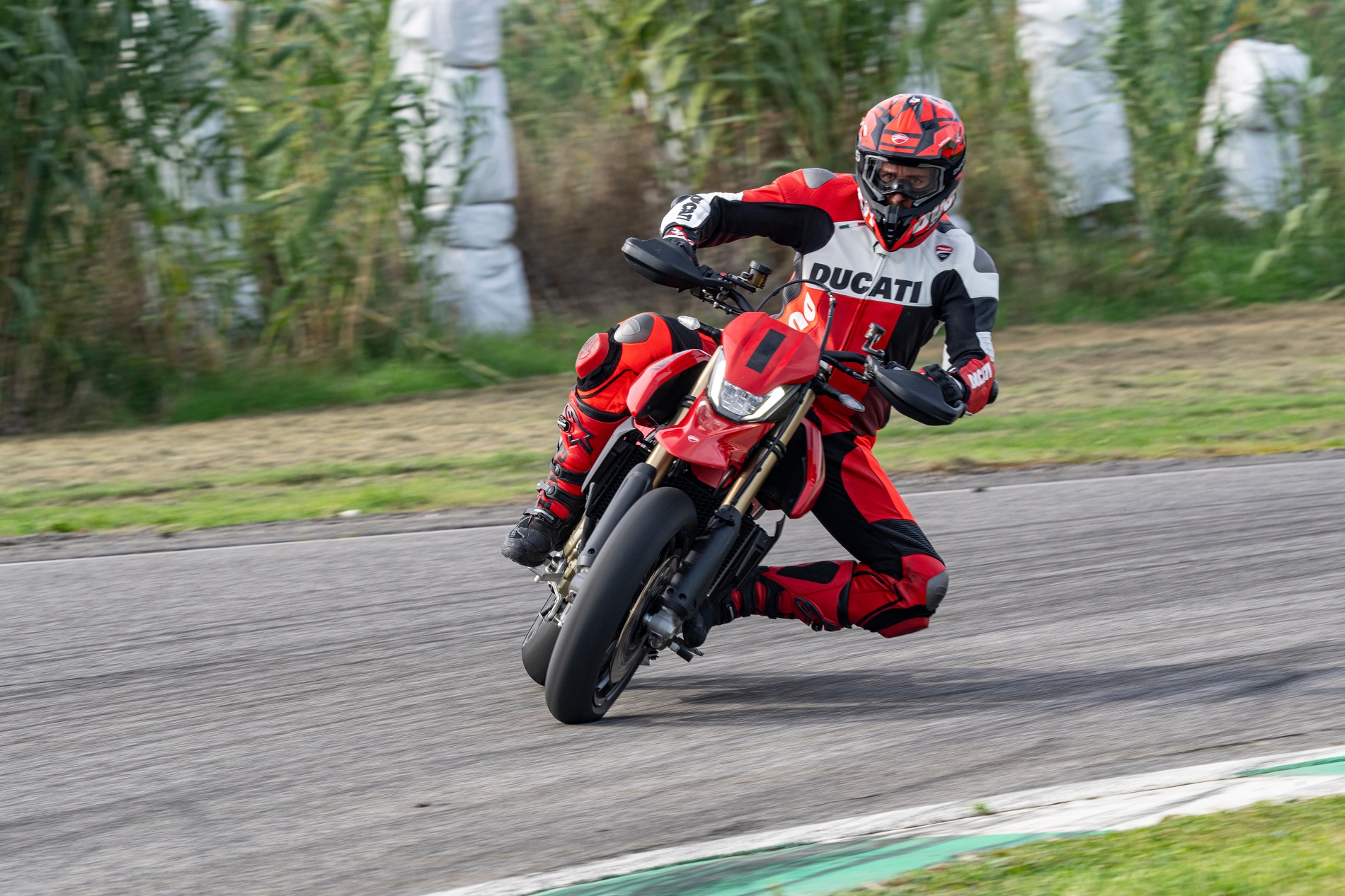 MY24 HYPERMOTARD 698 MONO 06 UC575822 High