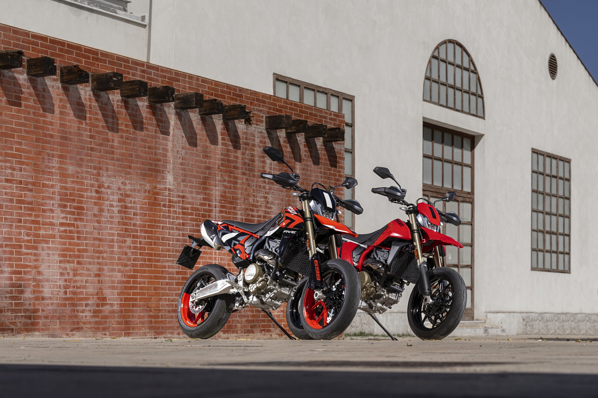 MY24 HYPERMOTARD 698 MONO 09 UC575819 High